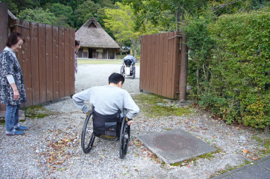車いす使用者用の入口