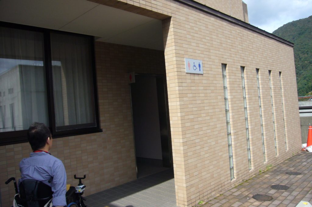 車いすマークのトイレ