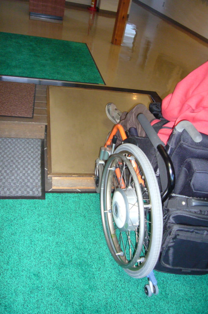 旧館入り口の段差