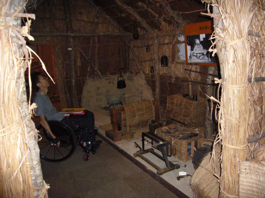 炭焼小屋の内部