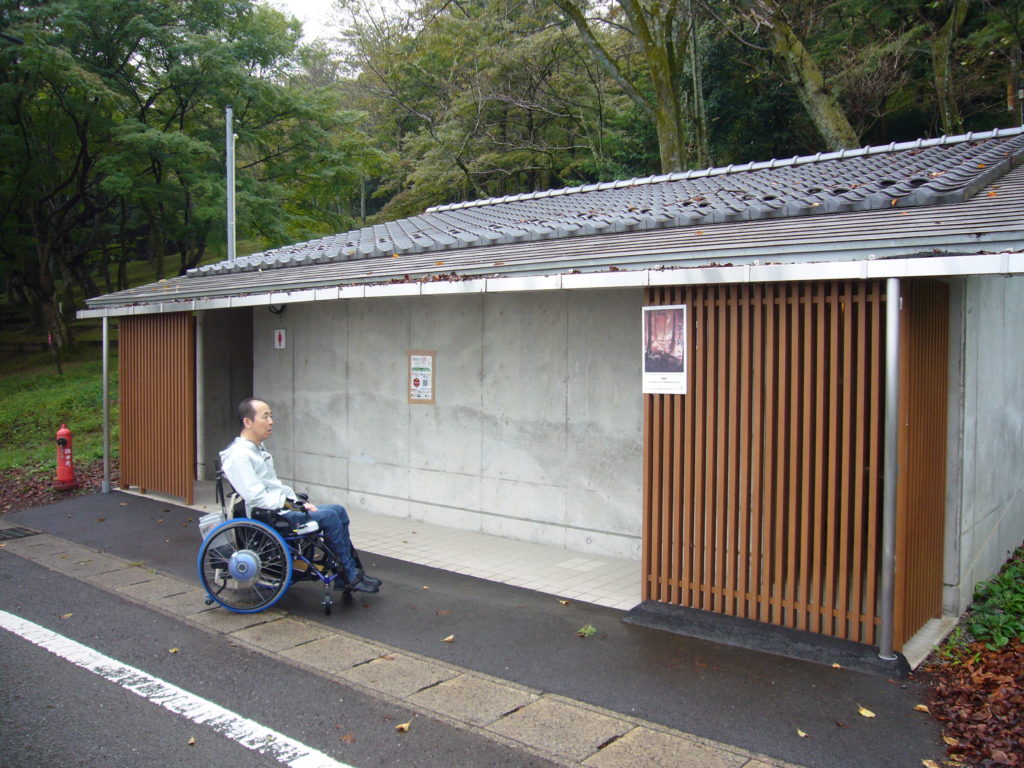 車いすマークの公衆トイレ