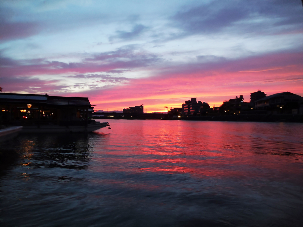 長良川に映る美しい夕日の写真