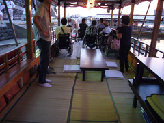 木造の観覧船内の写真。屋根がついた観覧船の中は広く、通常はゴザが敷かれ机が置かれ座って観覧します。