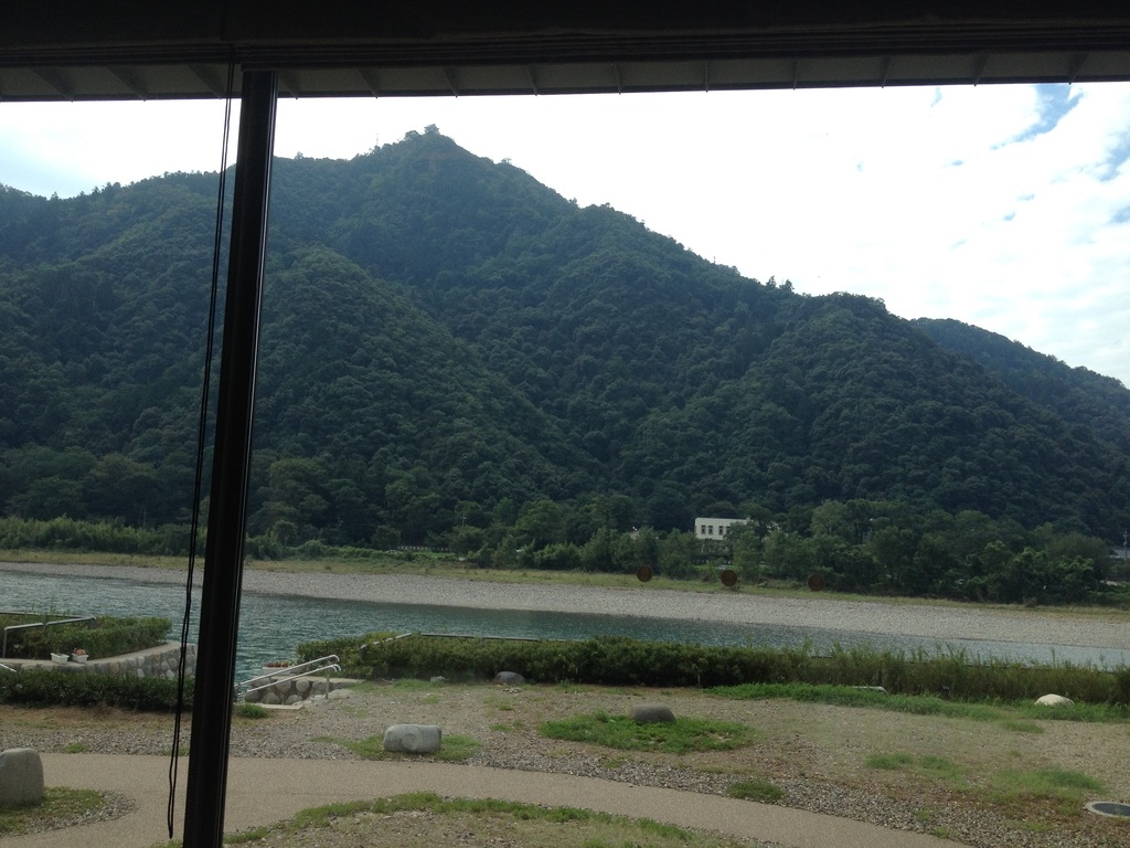 長良川と金華山・岐阜城を一望できるミュージアムの写真