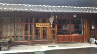 後藤養蜂店の写真。川原町の町家店舗でのみ売られる、岐阜産のはちみつです。