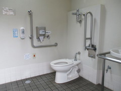 公衆トイレ内部の写真。手すりがついて、十分な広さがあり車いすでも使いやすくなっています。