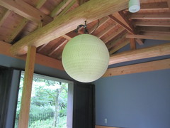 休憩所の中の写真。木造で土壁の日本家屋の休憩所の丸い電灯が目を引きます。