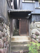 蔵側の出入り口の写真。町家の一番奥の蔵側にも、裏口の木戸の出入り口があります。