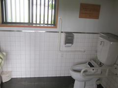 川原町広場のトイレの写真。広い車いすマークのトイレがあります。