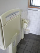 川原町広場のトイレの写真。おむつ交換台とベビーチェアも備えられています。