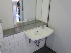 川原町広場のトイレの写真。洗面台は車シンク下に足が入り、車いすでも使いやすくなっています。