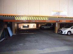 屋根付きの駐車場の写真。建物地下の駐車場は、高さ制限が165cmです