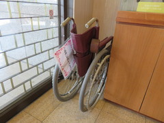 貸出用車いすの写真。玄関の左手に車いすが常備されています