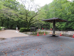滝庭園前のベンチの写真。園内は舗装され池もあり休憩場所もあります。