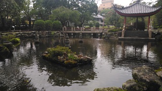 杭州市の名所「西湖（せいこ）」を模して作られた池の写真。異国情緒が漂う池の周りは四季折々の花も楽しむことが出来ます。