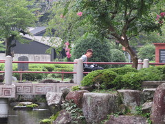 池にかかる石橋の写真。園内の通路や橋は、舗装され車いすも散策出来ます。