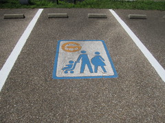 妊婦・乳幼児連れ用の駐車場の写真。妊婦・乳幼児連れ用の駐車場が８台分あります。
