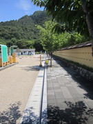駐車場南側の歩道の写真。幅が広く平坦な歩道があり、右は長良橋通り、左は岐阜公園に出ます。