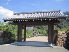 武家屋敷風の正門の写真。長良橋通りに面して門があり、岐阜公園総合案内所へ続いています。