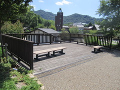 岐阜公園を展望できるデッキの写真。見渡す景色も良く、ベンチが置かれゆっくりできる空間です。