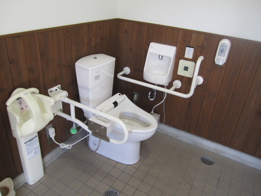 車いすトイレの内部写真