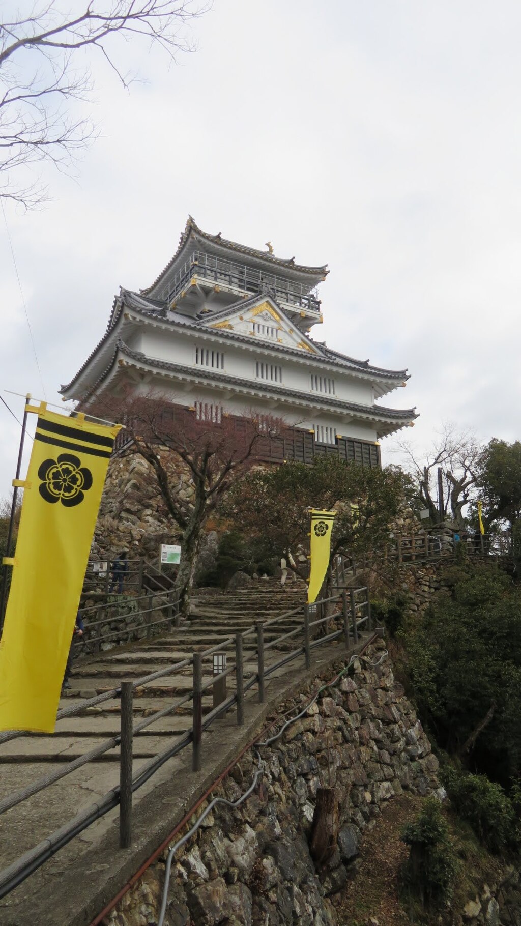 金華山の頂にある岐阜城天守の写真