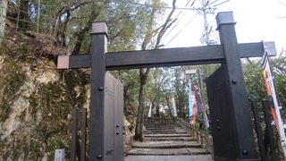 天下第一の門の写真。信長の天下布武の大志を讃えて建てられた門