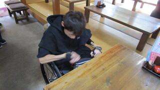 店内の写真。テーブル席があり、車いすでも利用しやすい高さです