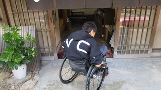 店内入口の写真。段差はなく、幅も広く車いすも安全です