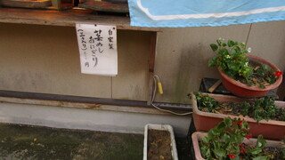 カウンタから注文の写真。軽食や飲み物はカウンタで注文して、店の前の屋外のベンチで食べられます