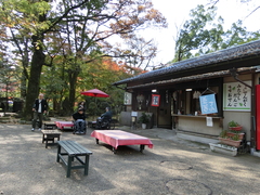 店の前の写真。四季折々の自然を感じながらゆったり過ごせます