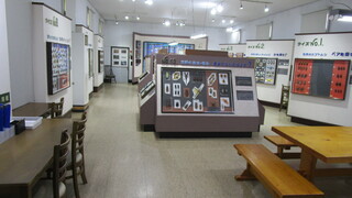 二階の展示の写真。椅子やテーブルもありじっくり学べます