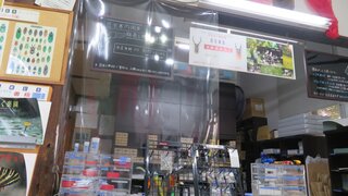 博物館入口横の受付の写真。来館記念のオリジナルグッズや本格的な昆虫専門用具が販売されています。