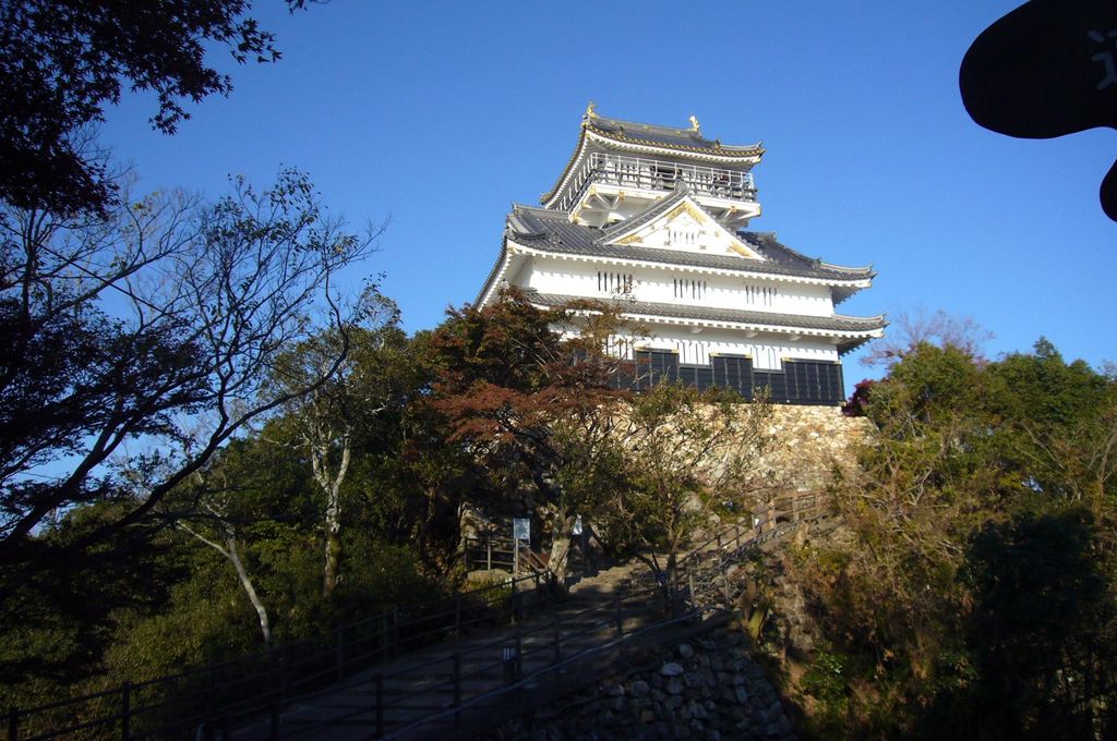 金華山の頂上にそびえる岐阜城の写真