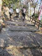 岐阜城方面への通路の写真。山頂駅から岐阜城方面への通路には石段や階段があり車いすは困難です