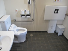 車いすマークの多機能トイレの写真。山頂駅から岐阜城方面へ上がったところに新しい多機能トイレができました