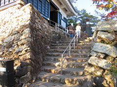 岐阜城入口への写真。少し急で、手すりのある石段が数段あります
