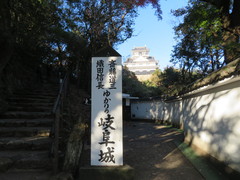 そびえ立つ岐阜城の写真。高い石垣に立つ岐阜城の天守閣はとても美しいです