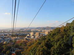 金華山頂駅からの景色の写真。遠くの山々や岐阜市街の中央を流れる長良川の美しい眺め