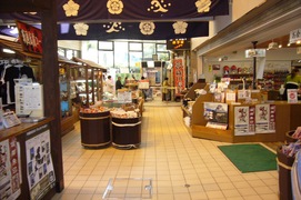 お土産物売り場の写真。岐阜城や戦国大名とコラボしたお土産や、岐阜の名産を販売しています