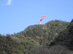 金華山の上に岐阜城の写真。金華山の頂上の岐阜城が間近に見えます。