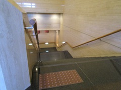 階段の写真。点字ブロック、手すり、踊り場があり安全に配慮。
