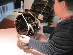 触って感じるの写真。岐阜市の古墳から出土したの鎧の模型です。ずっしり重い。
