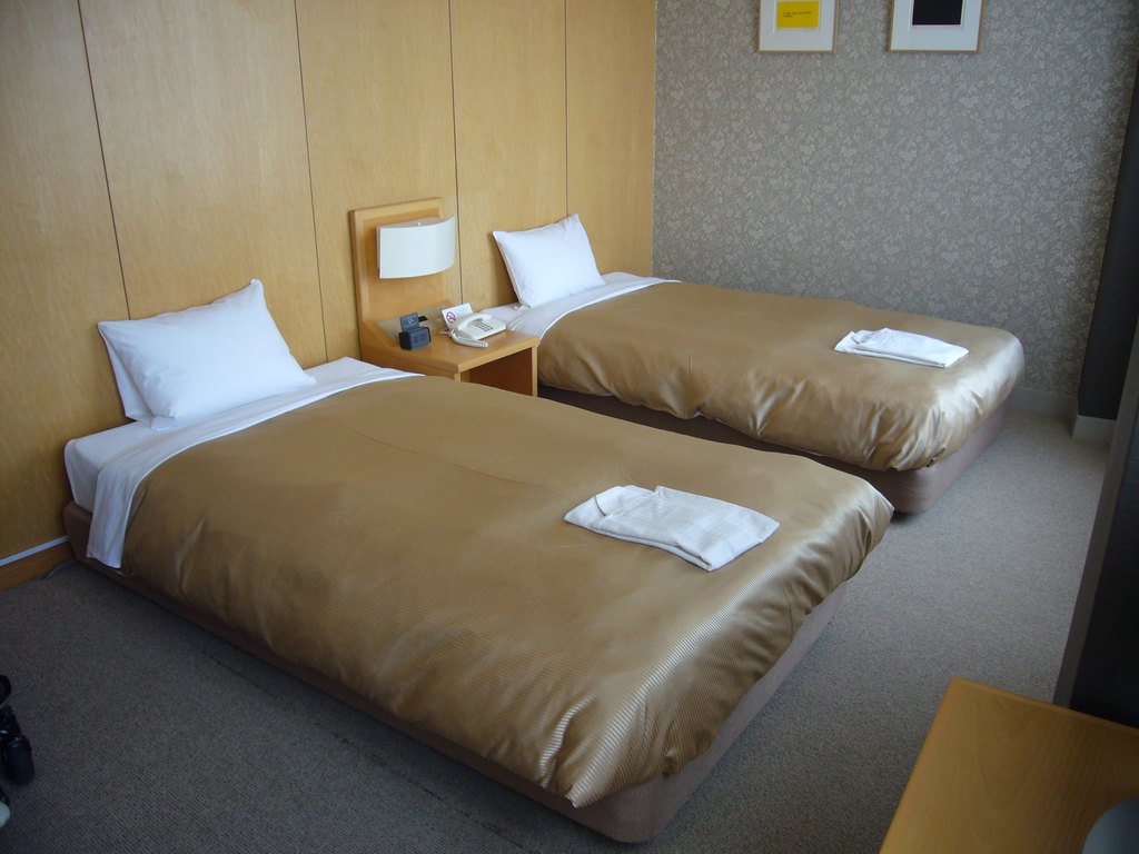 ユニバーサルルームのベッドの写真