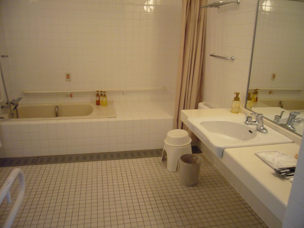 ユニバーサルルームの浴室・トイレの写真