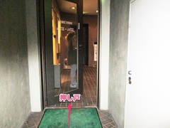 開き戸の写真。エレベーターホールへの扉は開き戸です