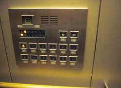 エレベーターの操作盤の写真。車いす対応の操作盤は低く、点字もあります