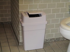 自動で開閉するゴミ箱の写真。公共スペースにある車いすマークのトイレ内のゴミ箱は手をかざすと自動で蓋が開閉します