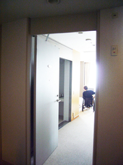 バリアフリールーム（ツインルーム）の写真。出入口は広く大型の車いすでも通ることが出来ます