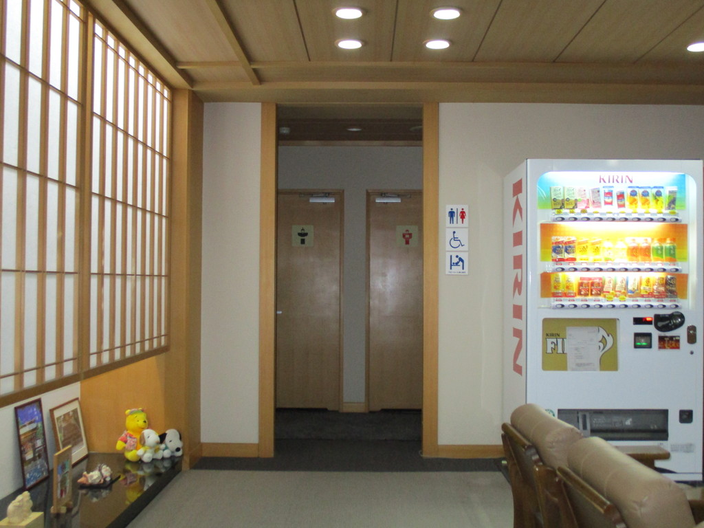 車いすマークのトイレと自販機がありますの写真